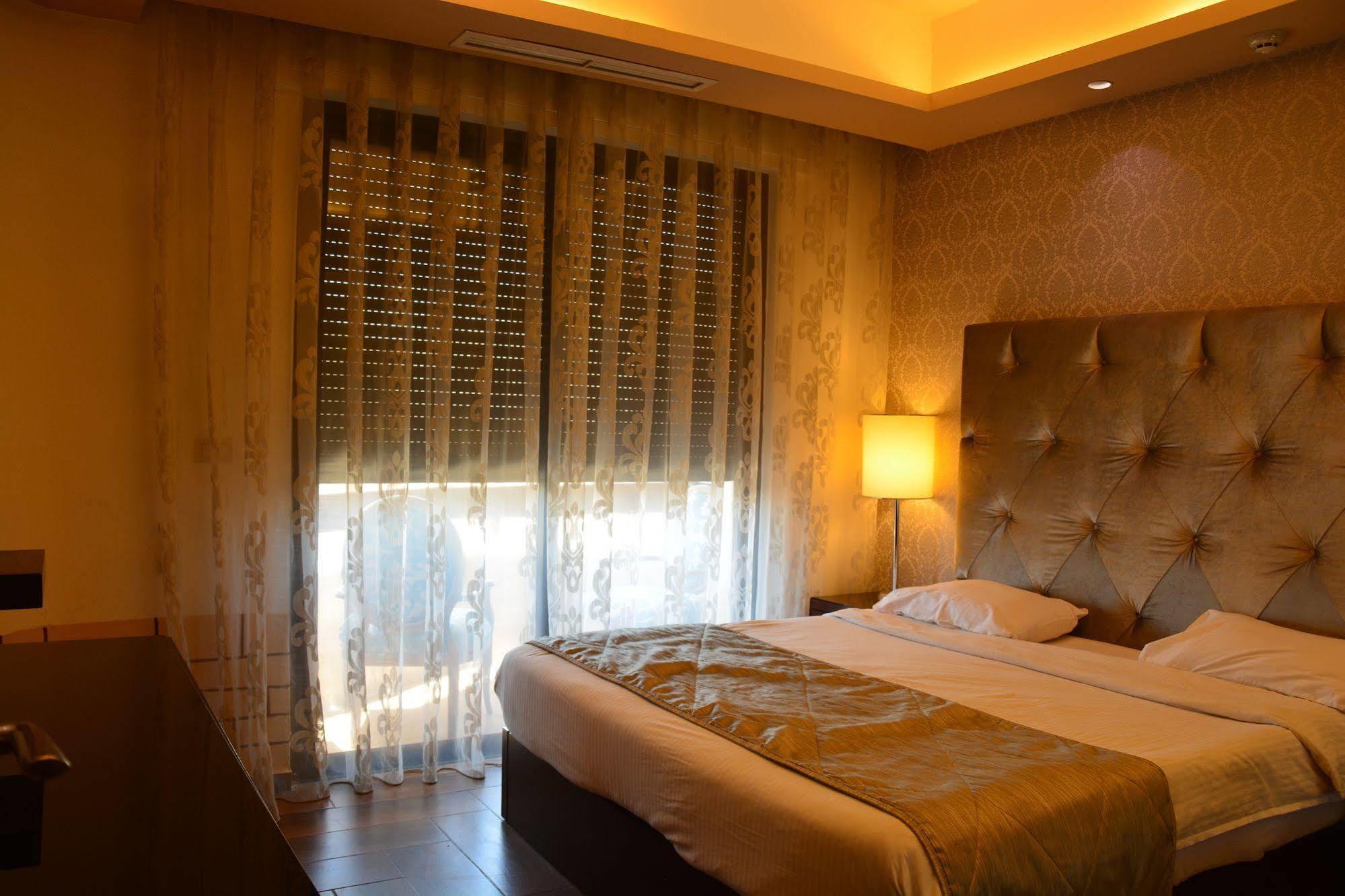 Nadine Hotel Suites Amman Exterior foto
