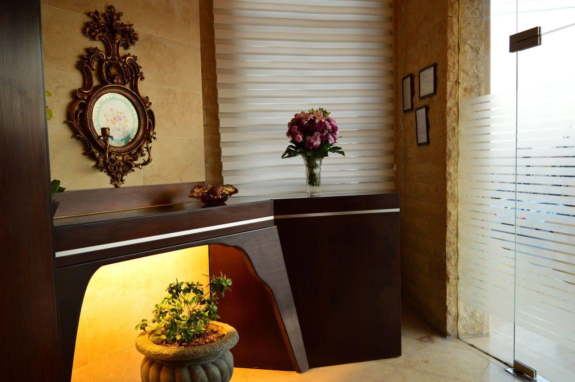 Nadine Hotel Suites Amman Exterior foto